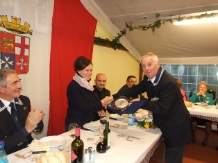 Il nostro Presidente Pier Angelo Salani dona il crest del Gruppo alla Signora Birindelli o 
